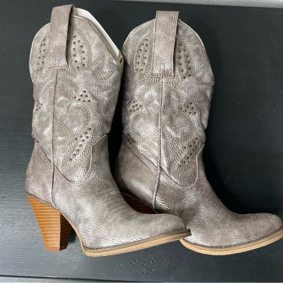 Very Volatile Wagon Wheel Western Boots, Champagne, size 6 NIB - Picture 3 of 7